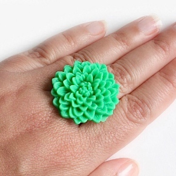 LOT OF 5 Emerald Green Flower Rings Bundle - Adjustable - SOLD AS IS - Picture 5 of 8